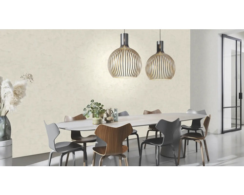 Helles Esszimmer mit Esstisch, Stühlen und Pendelleuchten