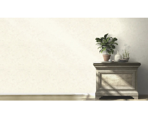 Wandgestaltung mit Pflanzendekoration auf Kommode