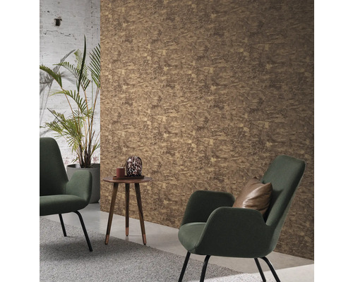 Raumgestaltung mit gemusterter Tapete, Sessel und Beistelltisch