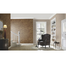 Wohnraum mit brauner Tapete, Sessel und Treppe