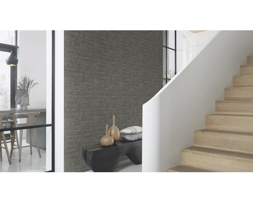 Heller Wohnraum mit Treppe, Bank und Wandpaneelen in Steinoptik