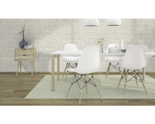 Helles Esszimmer mit Esstisch, Stühlen, Sideboard und Teppich