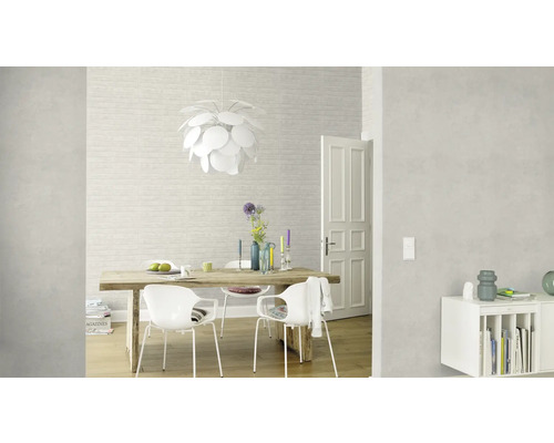 Helles Esszimmer mit Holztisch, Stühlen und dekorativer Beleuchtung