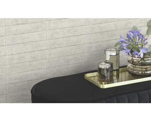 Wandfliesen in Steinoptik als Hintergrund für eine Dekoration auf einer Konsole.