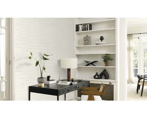 Helles Arbeitszimmer mit Schreibtisch, Regal und dekorativer Wandverkleidung in Holzoptik.