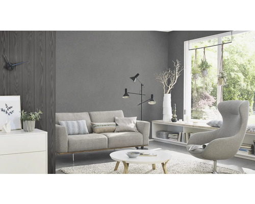 Wohnzimmer mit Sofa, Sessel, Stehlampe und Dekoration