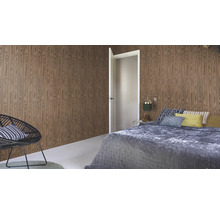 Schlafzimmer mit Holzwandtapete, Bett und Stuhl