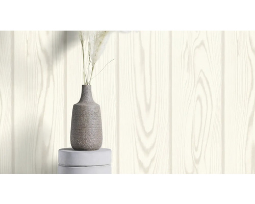 Dekorative Tapete in Holzoptik mit Vase und Trockenblumen auf einem Sockel