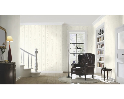 Wohnzimmer mit Holzpaneel Tapete, Sessel und Bücherregal für eine gemütliche Atmosphäre