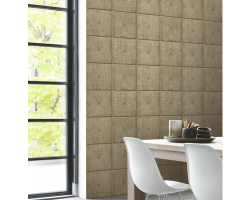 Modernes Interieur mit Wandpaneelen in Betonoptik neben Fenster, Tisch und Stühlen