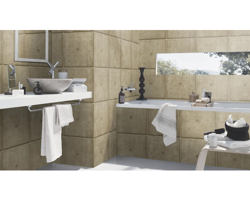 Badezimmer mit Waschbecken, Badewanne und Betonwandpaneelen