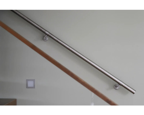 Treppe mit Geländer aus Edelstahl