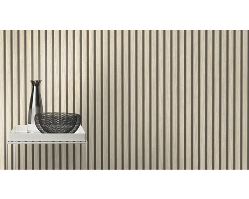 Holzpaneele mit schmalen Streifen und Dekorationsgegenständen