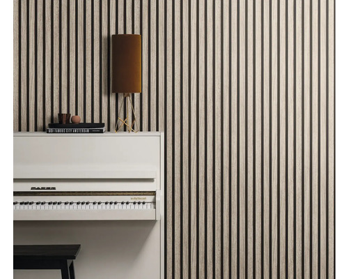 Raumansicht mit Holzpaneelwand, weißem Klavier und Stehlampe