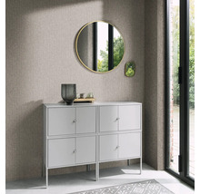 Wohnzimmer mit grauer Kommode, Spiegeln und Dekoration
