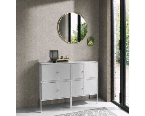 Wohnzimmer mit grauer Kommode, Spiegeln und Dekoration