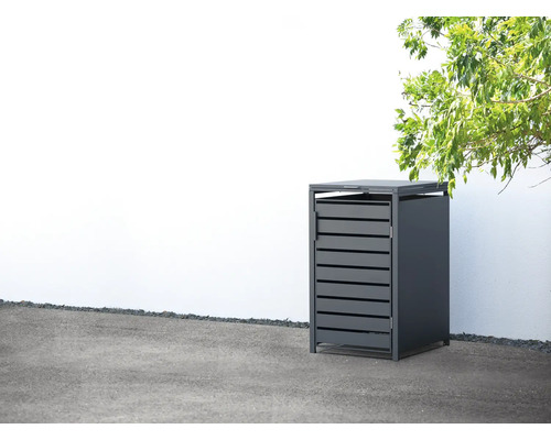 Mülltonnenbox WESTMANN Kubus 68 x 80 x 116 cm anthrazit Mülltonnenbox mit Lamellenfront vor einer weissen Wand und unter einem Baum