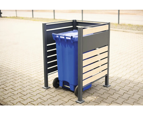 Mülltonnenbox mit einer blauen Mülltonne auf Rädern