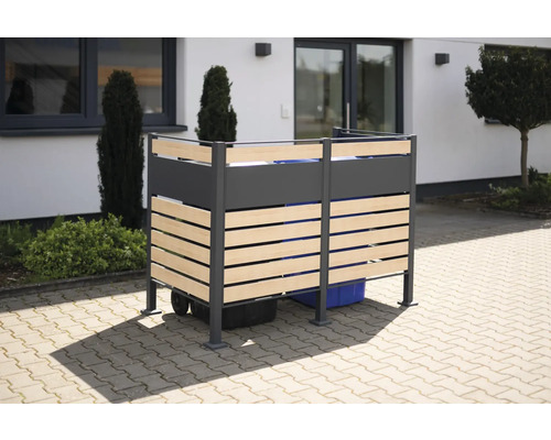Mülltonnenbox mit Holzverkleidung vor einem Haus