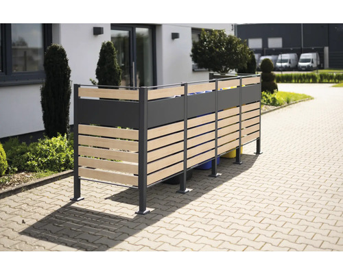 Mülltonnenbox aus Metall und Holzlatten im Außenbereich