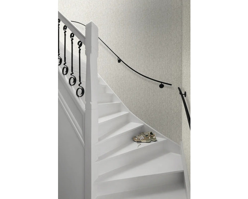 Treppe mit Geländer und Schuhen auf einer Stufe