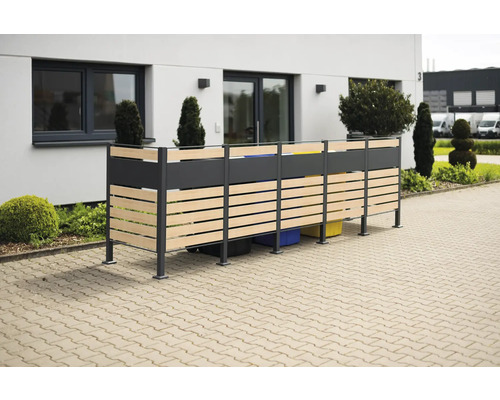 Mülltonnenbox mit Holzverkleidung vor einem Gebäude