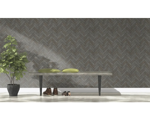 Einrichtungsszene mit Bank, Schuhen, Pflanze und Kissen vor einer Ziegelwand