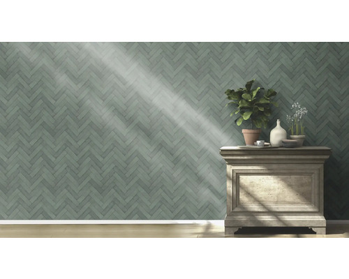 Wand mit Tapete im Fischgrätmuster und Kommode mit Pflanzen