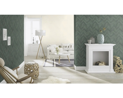 Wohnzimmer mit Tapete in Fischgrätmuster, Kamin und Möbeln