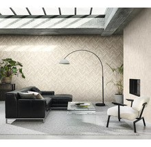 Wohnzimmer mit schwarzem Ledersofa, Sessel, Zimmerpflanzen und Tapete in Fischgrätenmuster