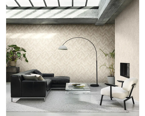 Wohnzimmer mit schwarzem Ledersofa, Sessel, Zimmerpflanzen und Tapete in Fischgrätenmuster