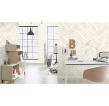 Heller Raum mit Bücherregal und Schreibtisch vor einer Wand mit Fischgrätenmuster-Tapete