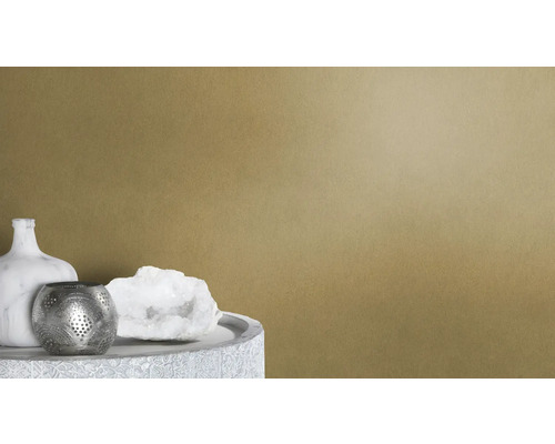 Dekoration mit einer Marmorvase, einem Teelichthalter und einem Quarz auf einem Tisch