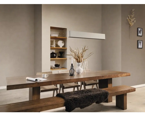 Esszimmer mit Holztisch, Bank und Stühlen in heller Raumgestaltung