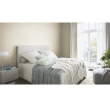 Helles Schlafzimmer mit Bett, Nachttisch und Vorhängen