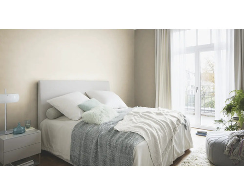 Helles Schlafzimmer mit Bett, Nachttisch und Vorhängen