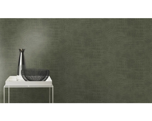 Vinyltapete mit Krokodillederoptik auf einer Wand