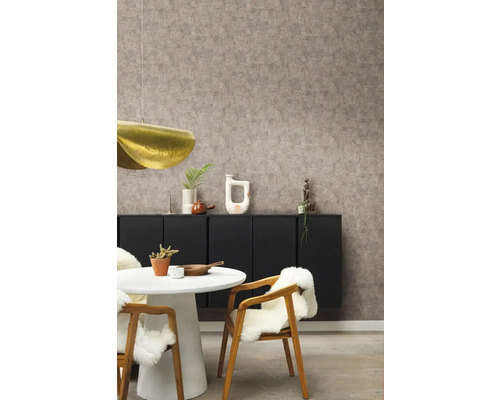 Esszimmer mit Esstisch, Stühlen mit Schaffell, Sideboard und Tapete