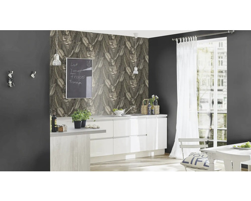 Moderne Küche mit weißen Schränken, Tafelfolie, floraler Tapete und hellem Essbereich