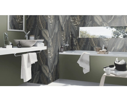 Badezimmer mit Waschbecken, Badewanne und Wand mit Pflanzenmuster