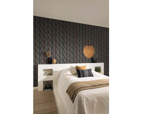 Schlafzimmer mit Doppelbett, gemusterter Tapete und Nachttisch mit Regalen