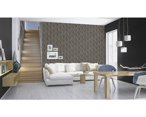 Wohnzimmer mit Treppe, Sofa, Esstisch und gemusterter Tapete.