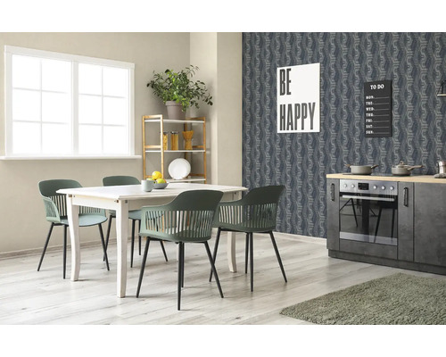 Esszimmer mit Esstisch, Stühlen und Küchentheke vor einer strukturierten Tapete.