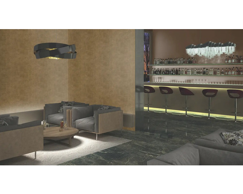 Szene mit Sitzbereich und Bar mit Barhockern