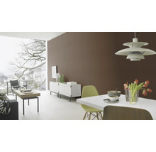 Wohnzimmer mit Esstisch, Stühlen, Sideboard und großem Fenster