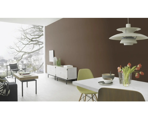 Wohnzimmer mit Esstisch, Stühlen, Sideboard und großem Fenster