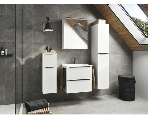 Modernes Badezimmer mit Waschbeckenunterschrank, Spiegelschrank und Hochschrank in einem stilvollen Design