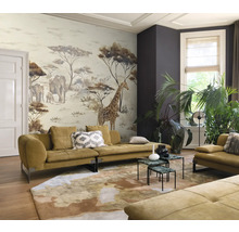 Wohnzimmer mit Wandbild, Sofas, Couchtischen, Teppich und Zimmerpflanzen