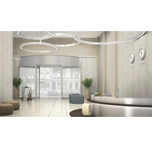 Eingangshalle mit Rezeption, Gepäckwagen, drehbarer Tür und ringförmigen Lampen