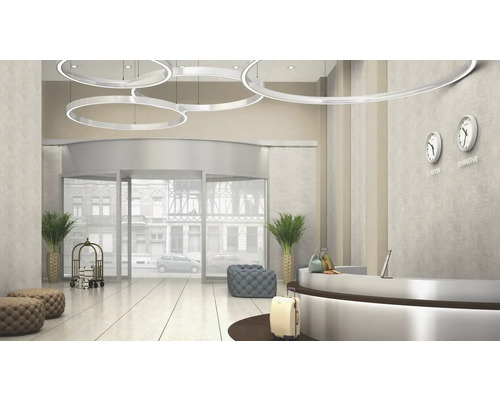 Eingangshalle mit Rezeption, Drehtür, runden Lampen und Zeitzonen-Uhren